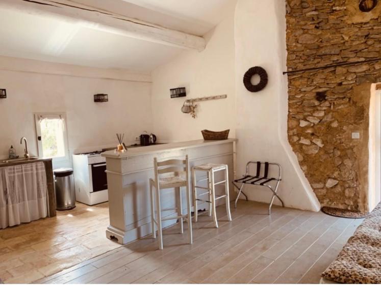 Le Vieux Portail Bed & Breakfast Saint-Saturnin-les-Apt Luaran gambar